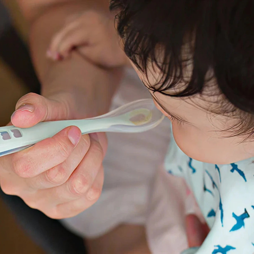 Spoon vs Pouch Feeding, Which is Better for Baby?